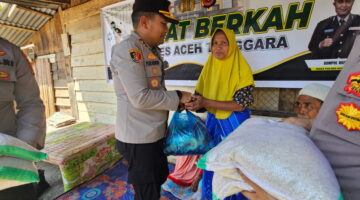 Sentuhan Jumat Berkah, Kapolres Aceh Tenggara Hadir Ringankan Duka Korban Kebakaran