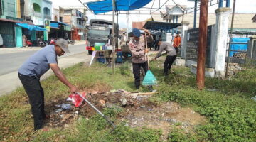 Melalui Gerakan Indonesia Asri, Brimob Aceh Bersihkan Terminal Kuta Panjang